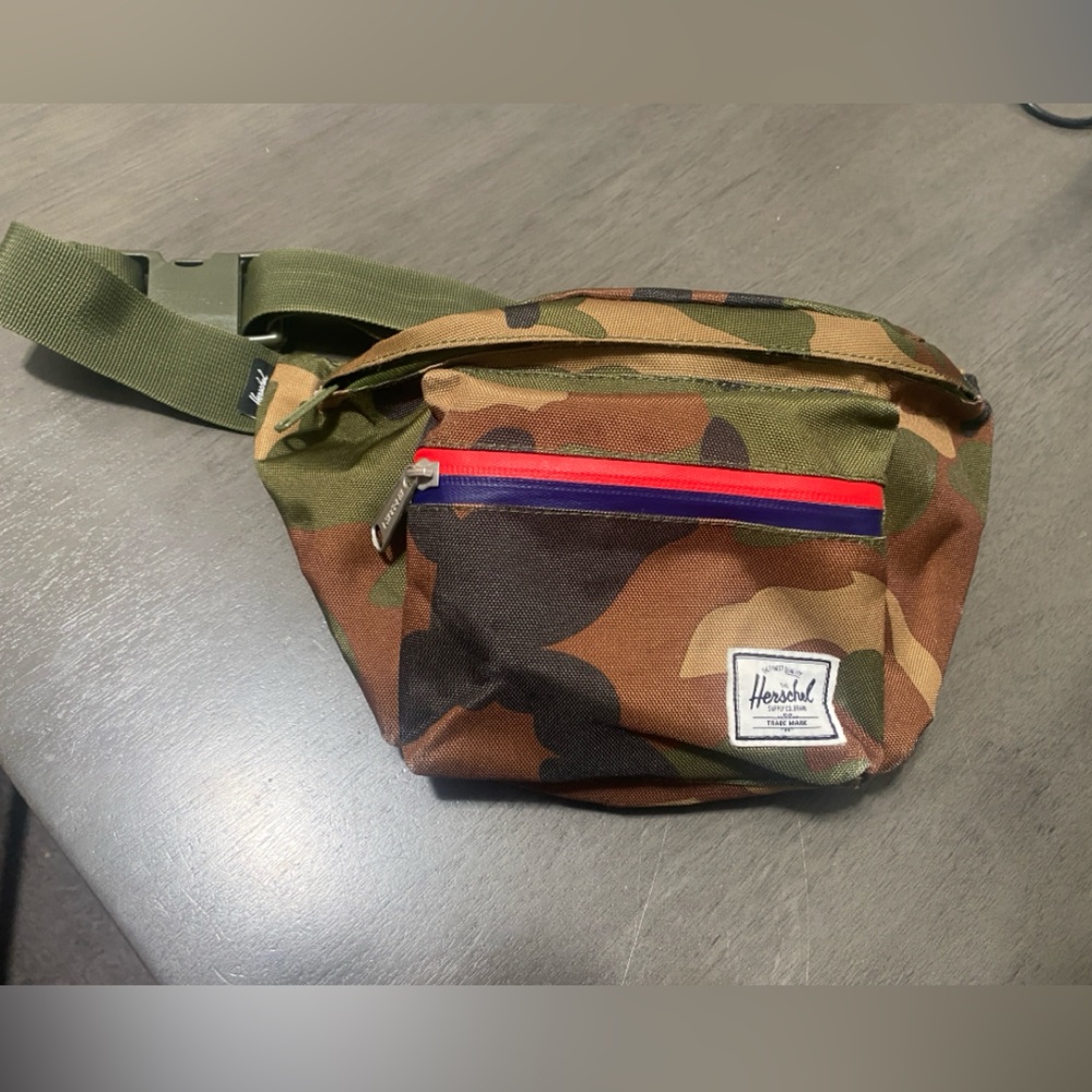 HERSCHEL SEVENTEEN HIP PACK - WOODLAND CAMO